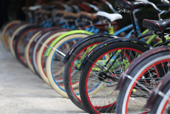 a row of bikes parked next to each other
